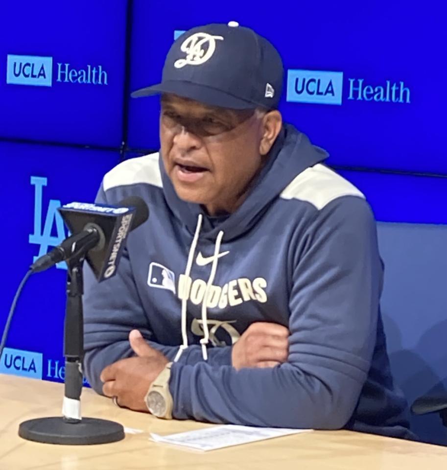 試合後の会見で大谷の働きを称えたロバーツ監督（撮影・小林信行）