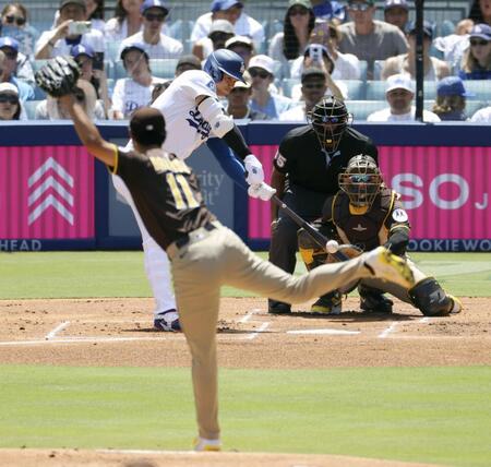 　パドレス戦の１回、右前打を放つドジャース・大谷。投手ダルビッシュ（共同）