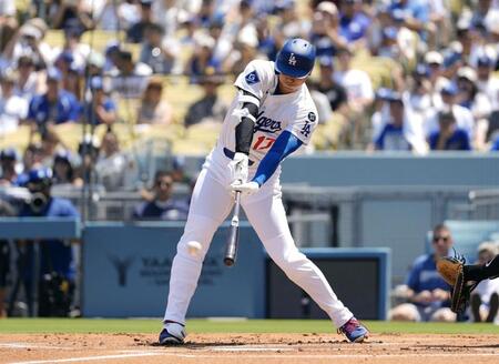 　パドレス戦の１回、右前打を放つドジャース・大谷（共同）