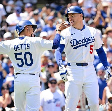 　本塁打を放ったフリーマンを祝福するベッツ（ロサンゼルス・ドジャース提供）