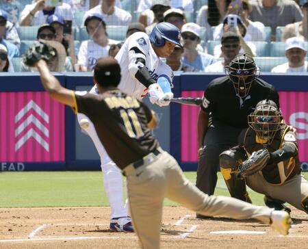 　パドレス戦の１回、右前打を放つドジャース・大谷。投手ダルビッシュ（共同）