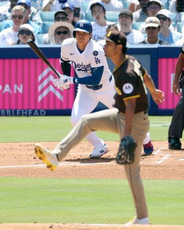 　パドレス戦の１回、右前打を放つドジャース・大谷。投手ダルビッシュ＝ロサンゼルス（共同）