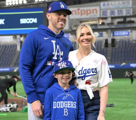 【写真】フリーマンの美貌妻が圧巻のドレス姿「夏の夜にぴったり