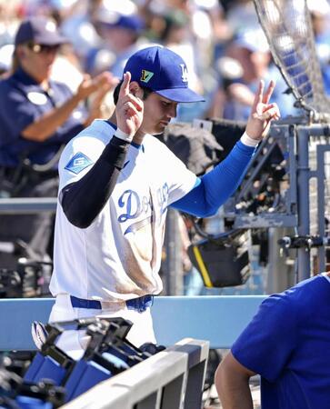 　パドレスに勝利し、ピースサインをするドジャース・大谷（共同）