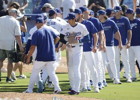 　パドレスに勝利し、チームメートを迎えるドジャース・大谷（中央）＝共同