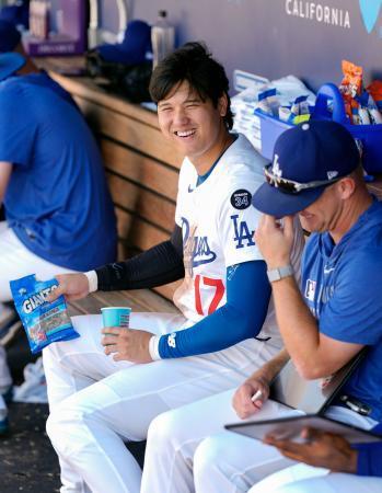 　パドレス戦の９回、ベンチで笑顔を見せるドジャース・大谷＝ロサンゼルス（共同）