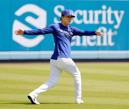 　調整するドジャース・山本＝ロサンゼルス（共同）