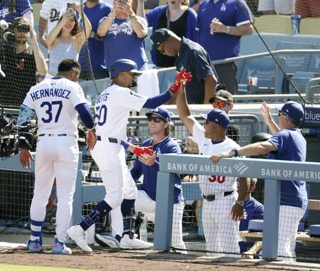 　パドレス戦の８回、勝ち越しソロを放ちロバーツ監督（右から２人目）に迎えられるドジャースのベッツ（共同）