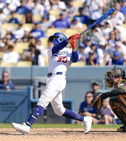 　パドレス戦の８回、勝ち越しソロを放つドジャースのベッツ（共同）