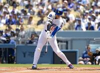 　パドレス戦の１回、右前打を放つドジャース・大谷（共同）