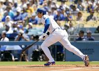 　パドレス戦の１回、右前打を放つドジャース・大谷（共同）