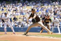 　ドジャース戦の１回、投球するパドレスのダルビッシュ。左は右前打で出塁した大谷（共同）