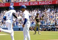 　ドジャース戦の１回、フリーマンに３ランを浴びたパドレスのダルビッシュ。左は生還する大谷（共同）