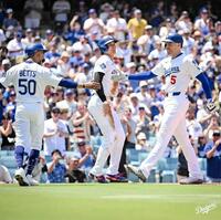 　１回、先制３ランを放ったフリーマンを出迎える大谷とベッツ（ロサンゼルス・ドジャース提供）