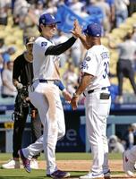 　パドレスに勝利し、ロバーツ監督（右）とタッチを交わすドジャース・大谷（共同）