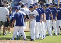 　パドレスに勝利し、チームメートを迎えるドジャース・大谷（中央）＝共同