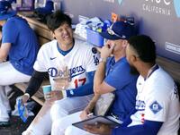 　パドレス戦の９回、ベンチで笑顔を見せるドジャース・大谷（共同）