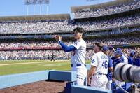 　パドレス戦の８回、ベッツの勝ち越しソロに手をたたくドジャース・大谷（共同）