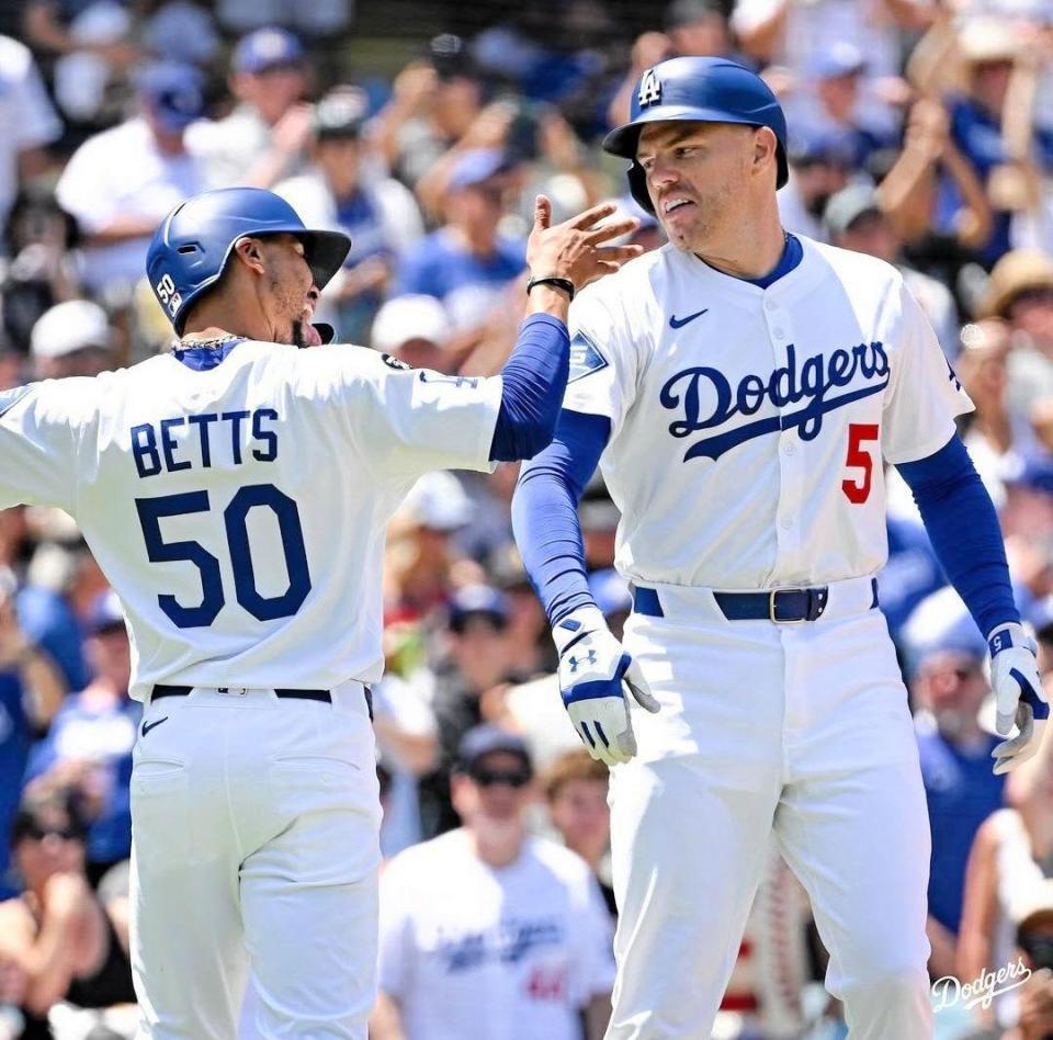 　本塁打を放ったフリーマンを祝福するベッツ（ロサンゼルス・ドジャース提供）