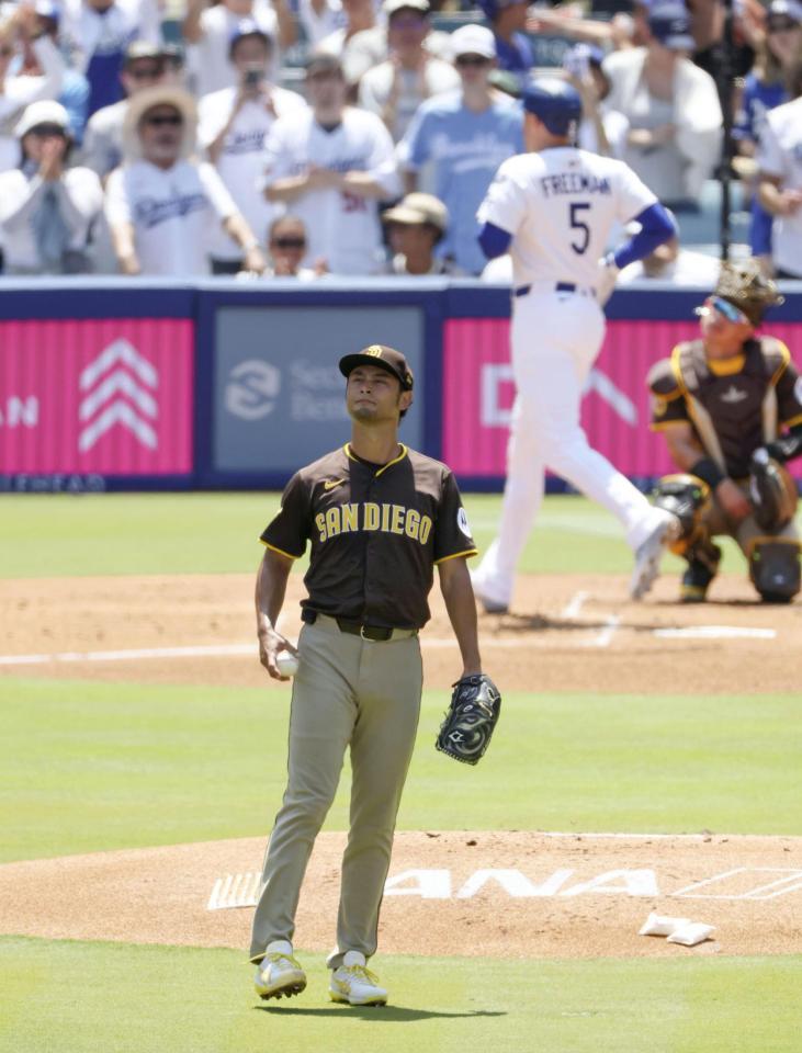　ドジャース戦の１回、フリーマン（５）に３ランを浴びたパドレスのダルビッシュ（共同）