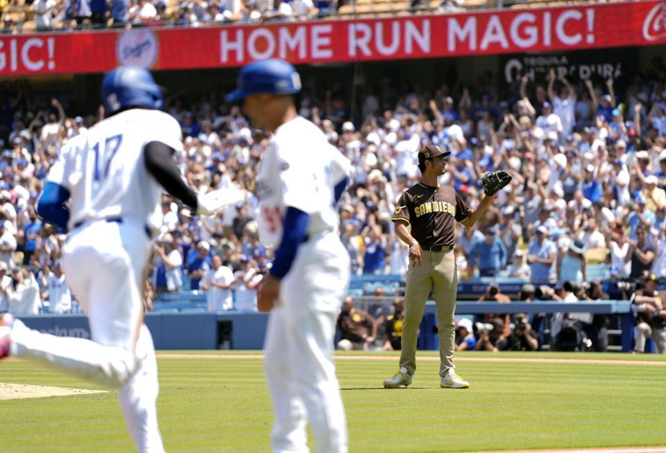 　ドジャース戦の１回、フリーマンに３ランを浴びたパドレスのダルビッシュ。左は生還する大谷（共同）