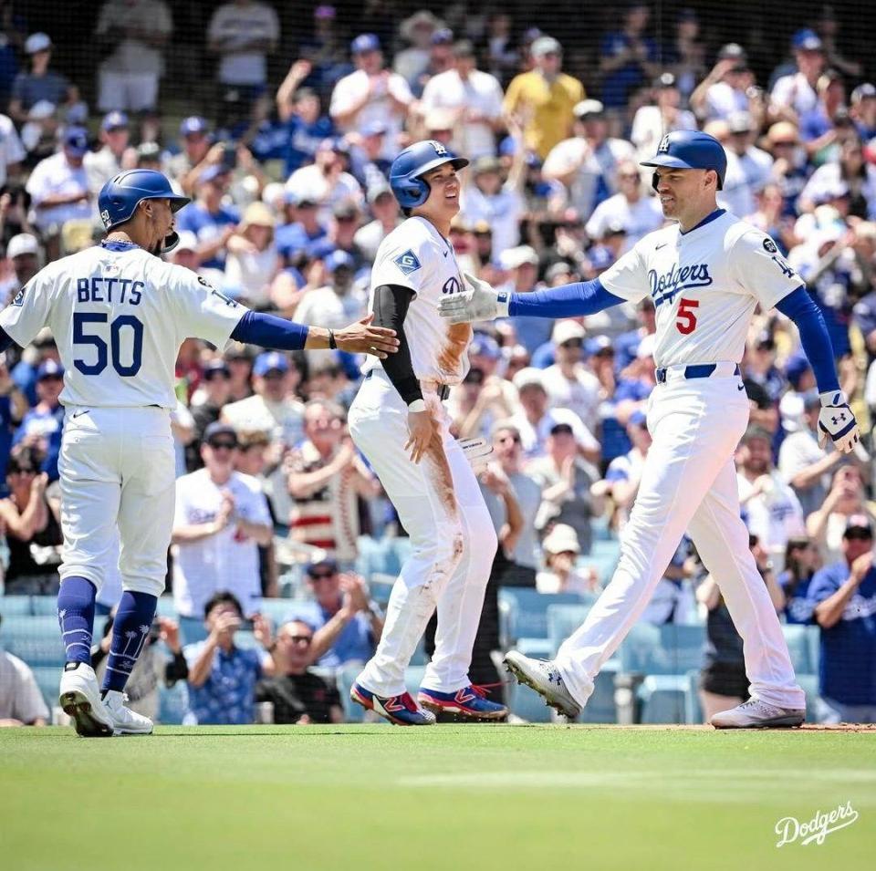 　１回、先制３ランを放ったフリーマンを出迎える大谷とベッツ（ロサンゼルス・ドジャース提供）