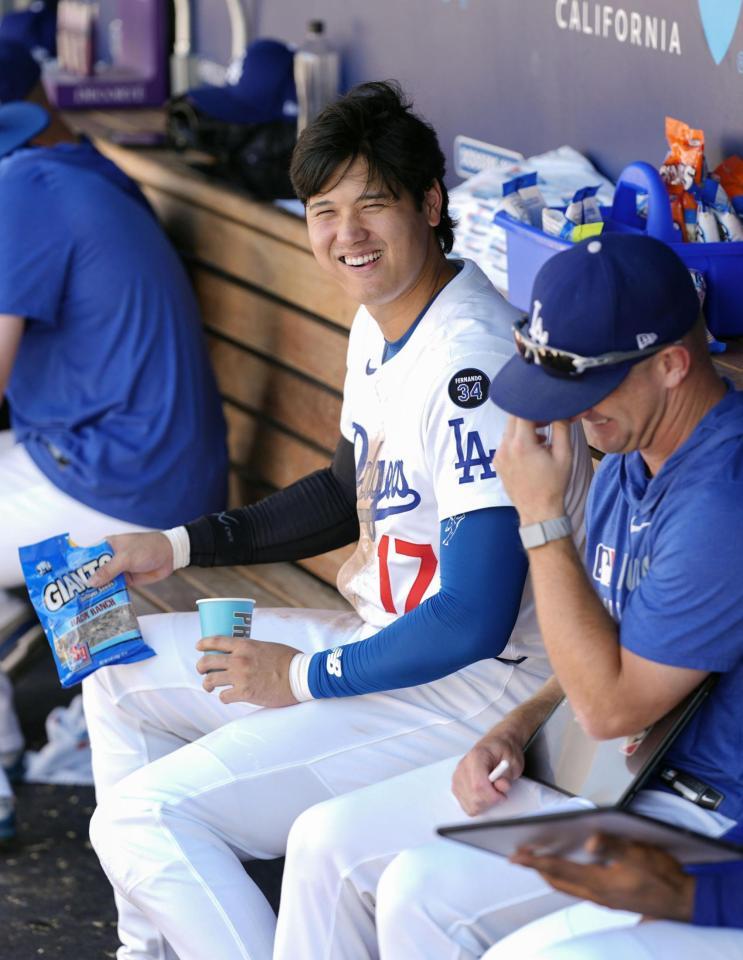 　パドレス戦の９回、ベンチで笑顔を見せるドジャース・大谷（共同）