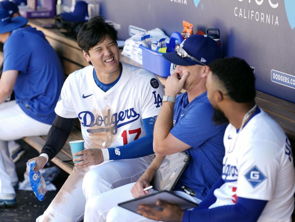 　パドレス戦の９回、ベンチで笑顔を見せるドジャース・大谷（共同）