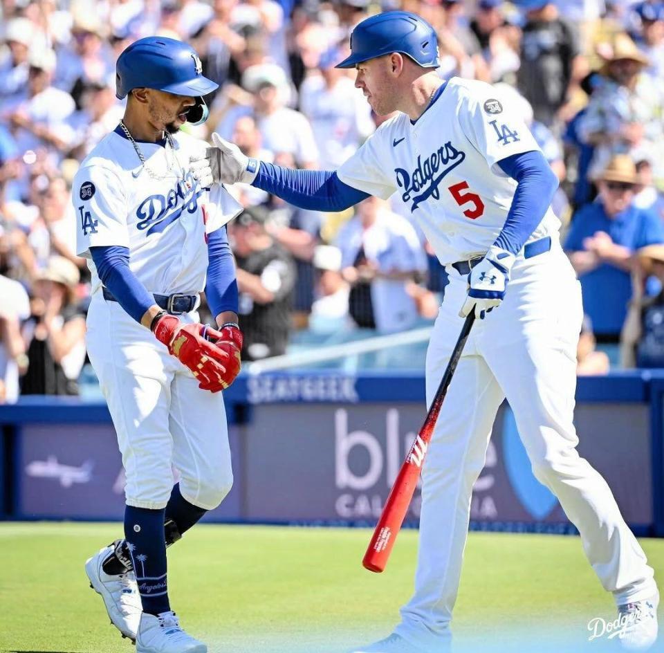 　８回、決勝弾を放ったベッツを祝福するフリーマン（ロサンゼルス・ドジャース提供）