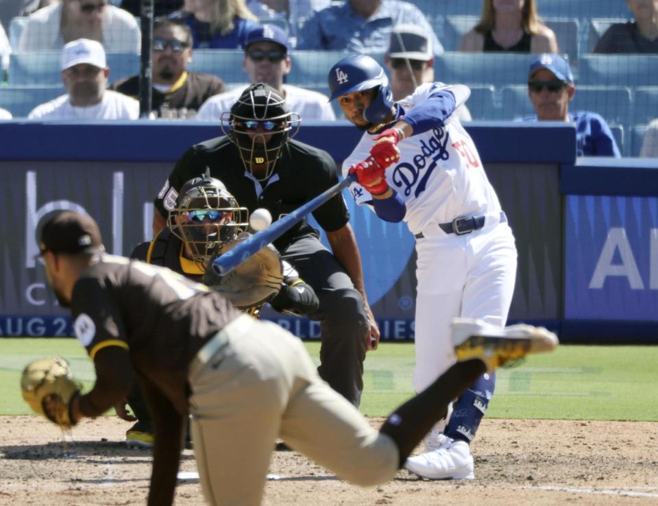 　パドレス戦の８回、勝ち越しソロを放つドジャースのベッツ。投手スアレス（共同）