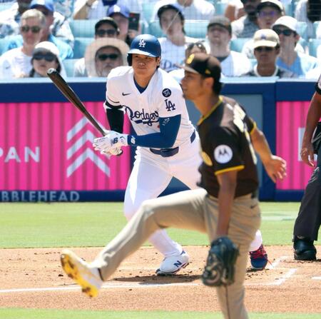 　１回、パドレス・ダルビッシュから右前打を放つドジャース・大谷（共同）