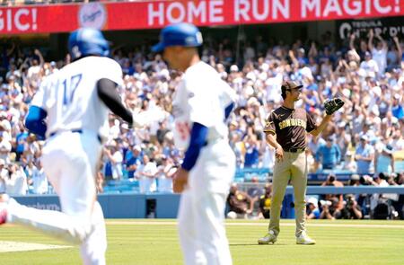 　１回、フリーマンに３ランを浴びるパドレスのダルビッシュ。左は生還する大谷（共同）