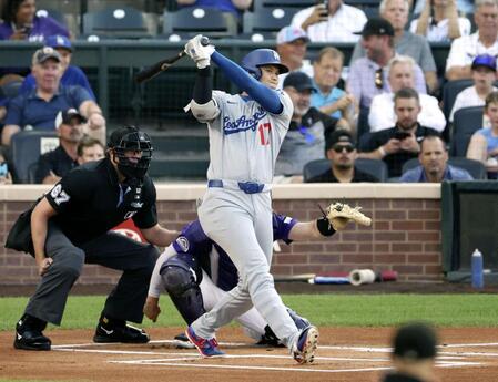 　ロッキーズ戦の１回、右前打を放つドジャース・大谷＝デンバー（共同）