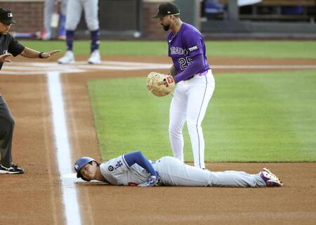 　ロッキーズ戦の１回、けん制で一塁に帰塁したドジャース・大谷＝デンバー（共同）