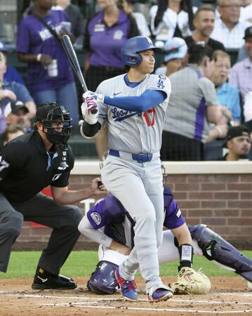 　ロッキーズ戦の２回、中前適時打を放つドジャース・大谷＝デンバー（共同）