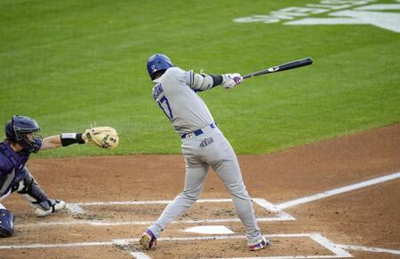 　ロッキーズ戦の２回、中前適時打を放つドジャース・大谷＝デンバー（共同）