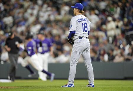 　ロッキーズ戦の７回、トーバー（左）に同点ソロを浴びたドジャース・山本＝デンバー（共同）