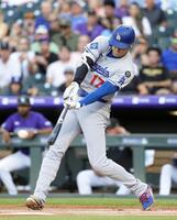 　ロッキーズ戦の１回、右前打を放つドジャース・大谷＝デンバー（共同）