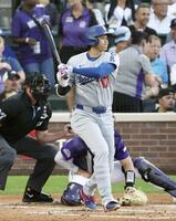 　ロッキーズ戦の２回、中前適時打を放つドジャース・大谷＝デンバー（共同）