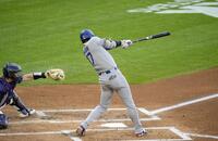 　ロッキーズ戦の２回、中前適時打を放つドジャース・大谷＝デンバー（共同）