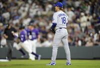 　ロッキーズ戦の７回、トーバー（左）に同点ソロを浴びたドジャース・山本＝デンバー（共同）