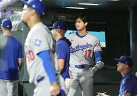　ロッキーズ戦の９回、相手のサヨナラ打を見つめるドジャース・大谷（17）＝デンバー（共同）