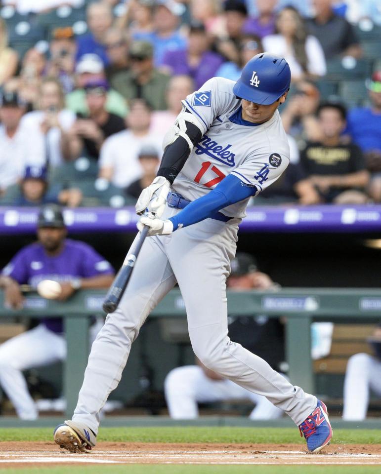 　ロッキーズ戦の１回、右前打を放つドジャース・大谷＝デンバー（共同）