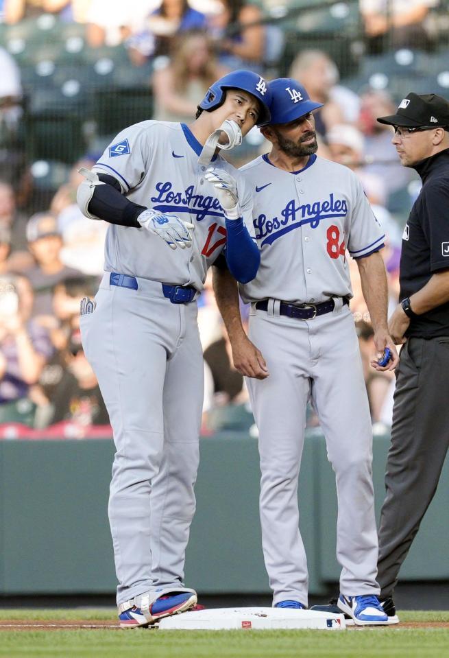 　ロッキーズ戦の１回、右前打を放ったドジャース・大谷（左）＝デンバー（共同）