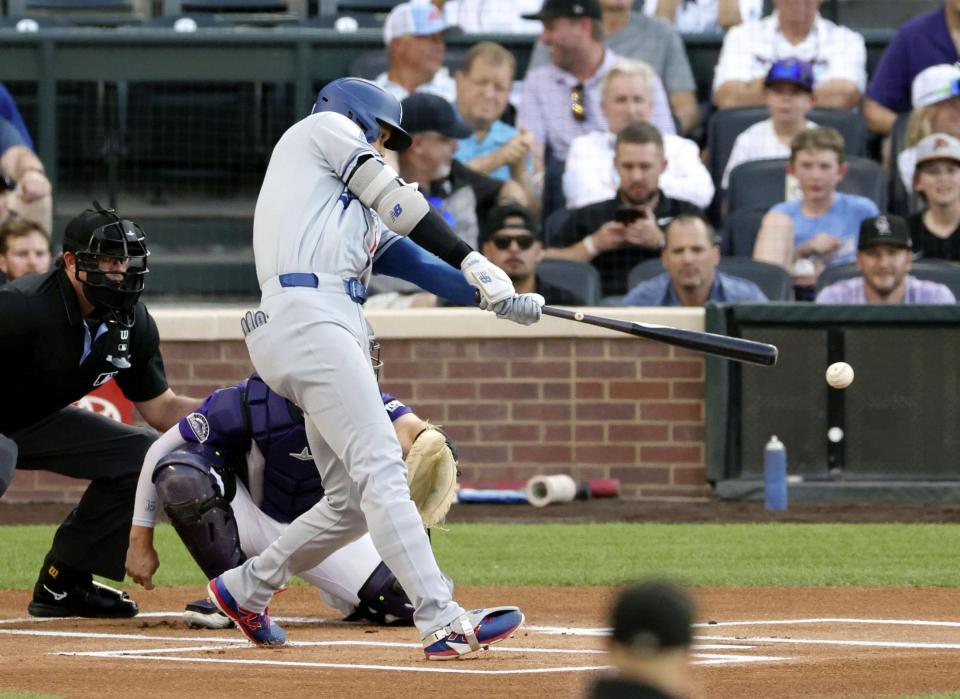 　ロッキーズ戦の１回、右前打を放つドジャース・大谷＝デンバー（共同）