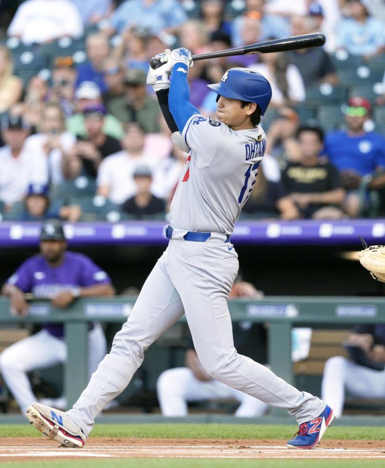 　ロッキーズ戦の１回、右前打を放つドジャース・大谷＝デンバー（共同）