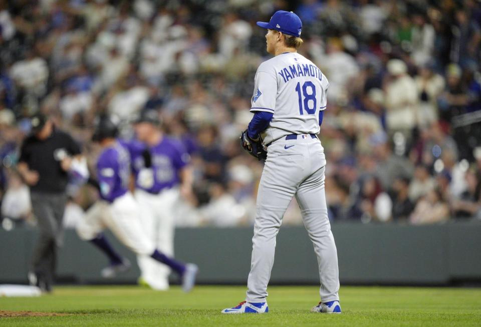 　ロッキーズ戦の７回、トーバー（左）に同点ソロを浴びたドジャース・山本＝デンバー（共同）