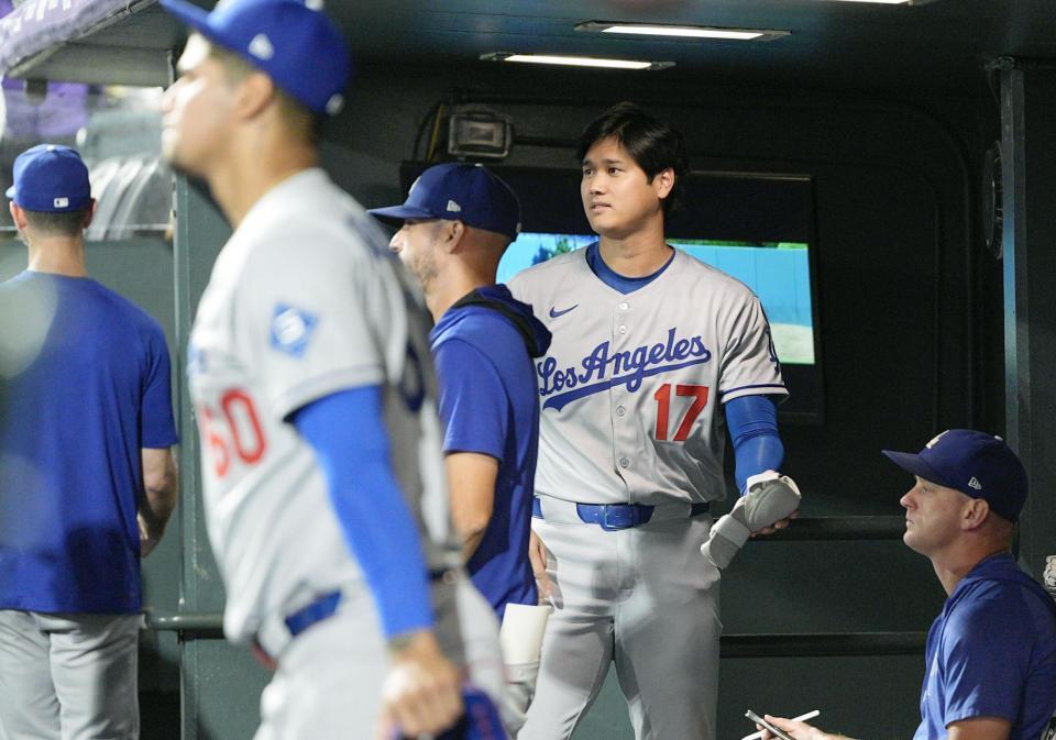 　ロッキーズ戦の９回、相手のサヨナラ打を見つめるドジャース・大谷（17）＝デンバー（共同）