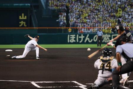 　オールスターで対戦し、足を滑らせオリックス・吉田正に右前打を打たれる巨人・菅野＝２０１９年