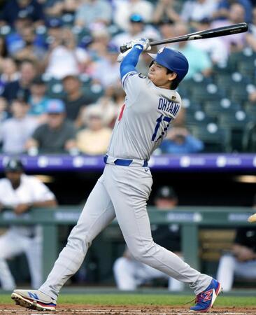 　２回、４４号ソロを放つ大谷（共同）